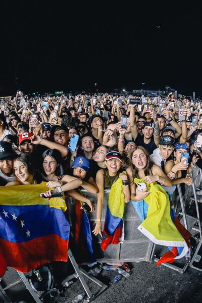 Vibra Urbana Miami 2022 Vibra Urbana Crowd at front of stage with flag music concert